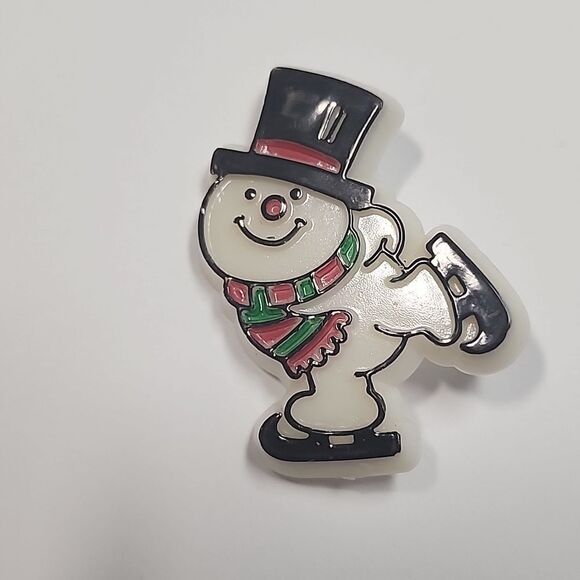 No Brand Jewelry - VINTAGE SKATING FROSTY THE SNOWMAN PLASTIC PIN Christmas Xmas Scarf Hat